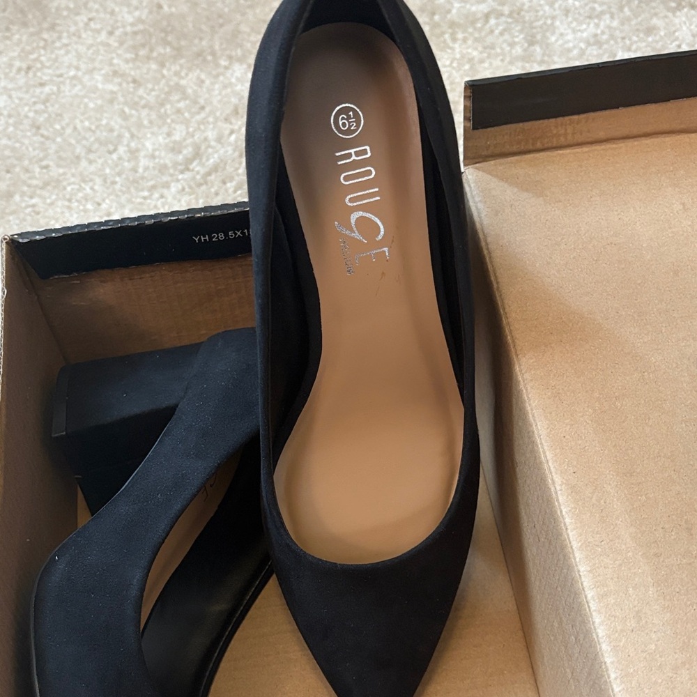 Rouge Helium Elegant Black Heels - Picture 2 of 2